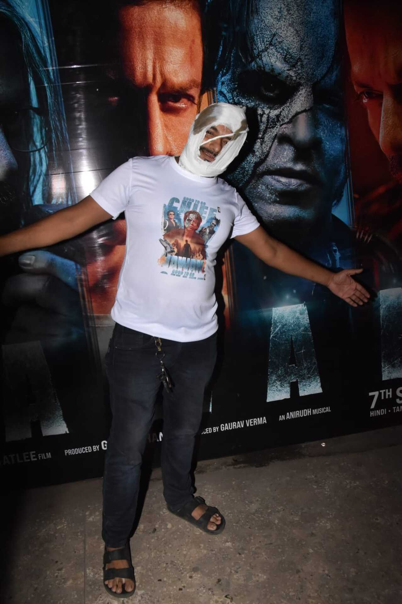 A person wrapped tissue around him to create Shah Rukh's look from the film